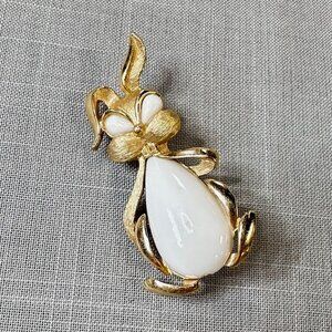 Vintage Trifari Gold Tone and White Milk Glass Bunny Brooch